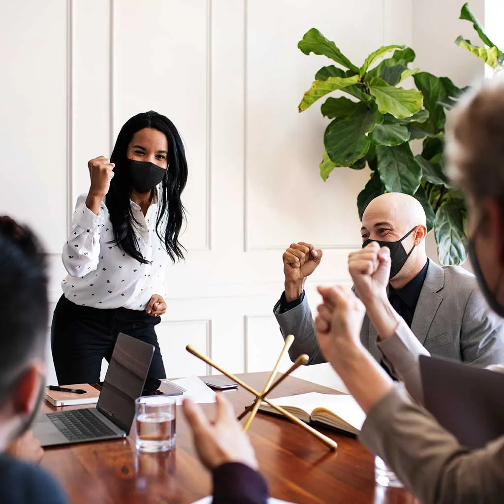 Equipo celebra un logro con entusiasmo, reflejando el impacto positivo de un curso de liderazgo en su motivación y resultados